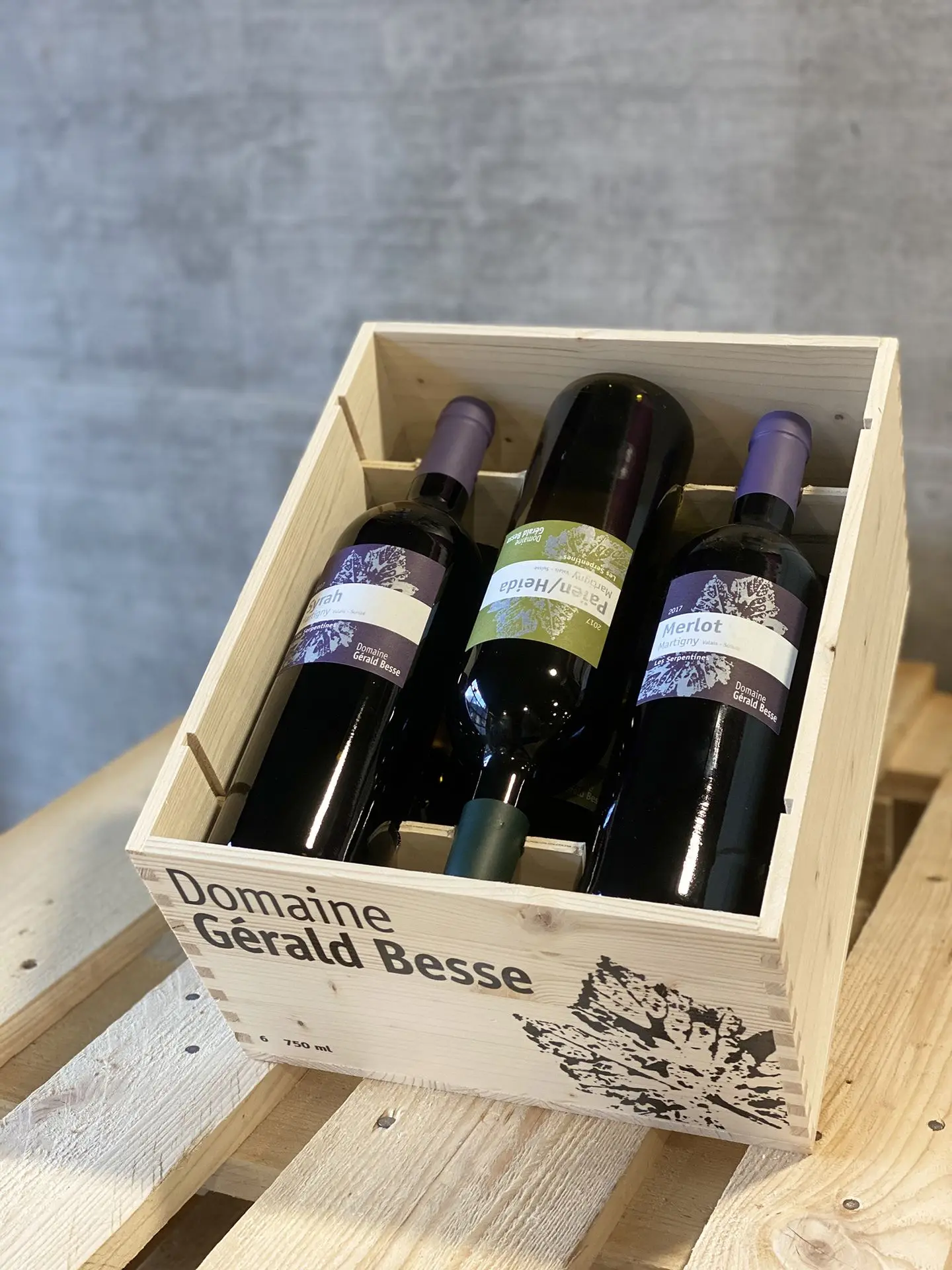Coffret en bois avec 6 bouteilles de vin