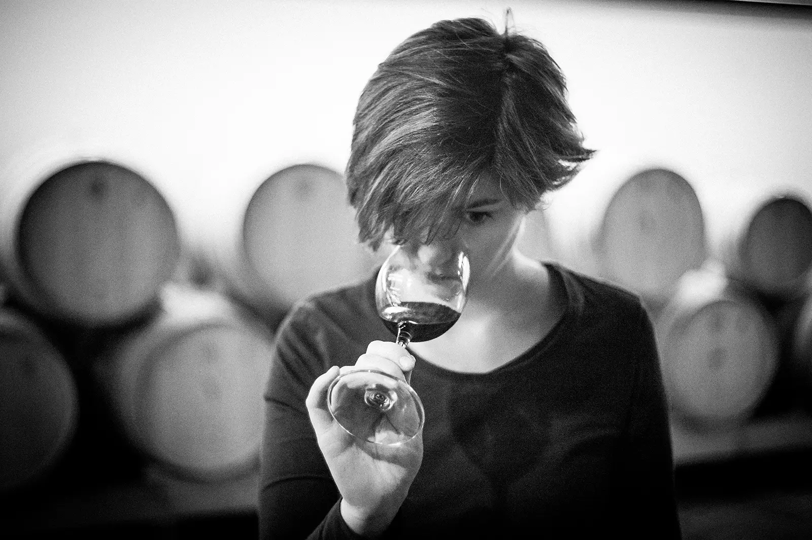 Sarah Besse dégustant un vin à la cave